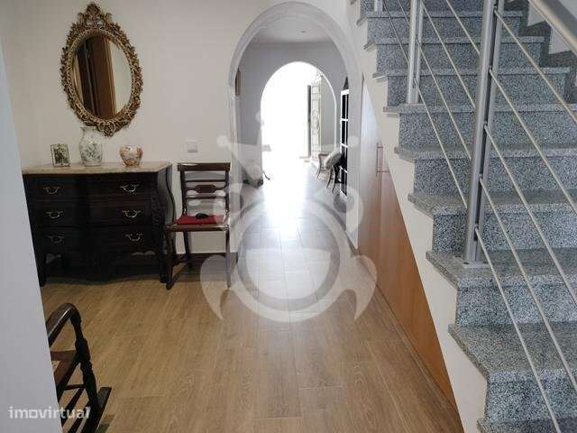 Moradia T4 Totalmente Renovada-13