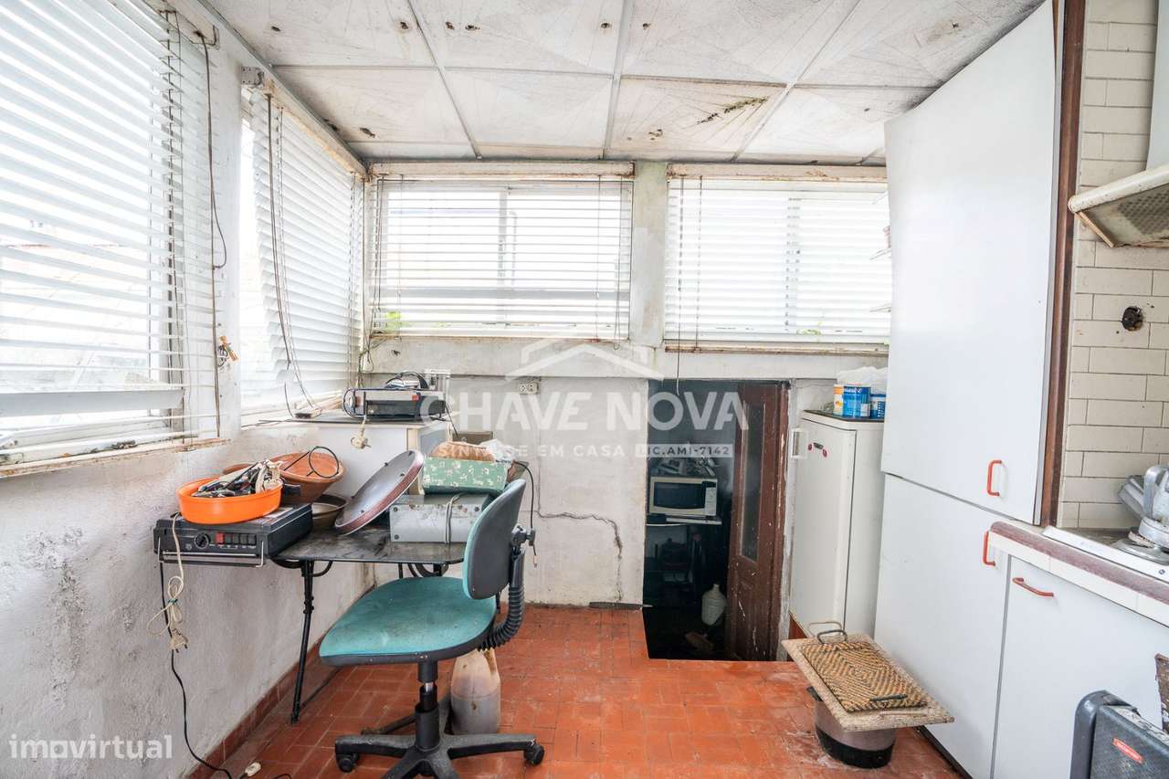 Moradia T1 com garagem box e logradouro e quintal no centro de Gaia-10