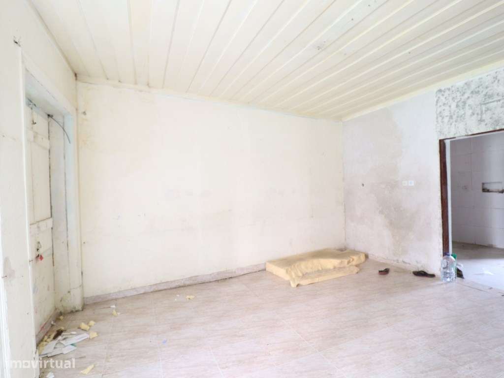 Duas moradias geminadas à venda na rua Miguel Bombarda, Barreiro - Grande imagem: 2/36