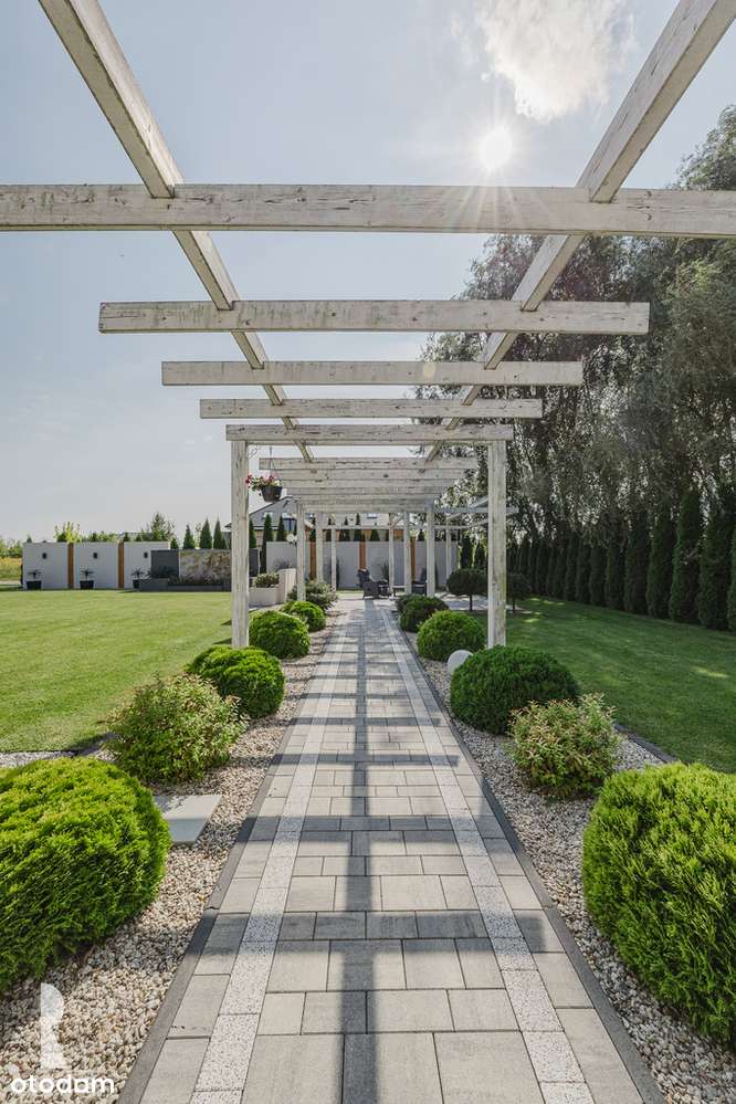 Wyjątkowa posiadłość w Lusówku, blisko jeziora-12