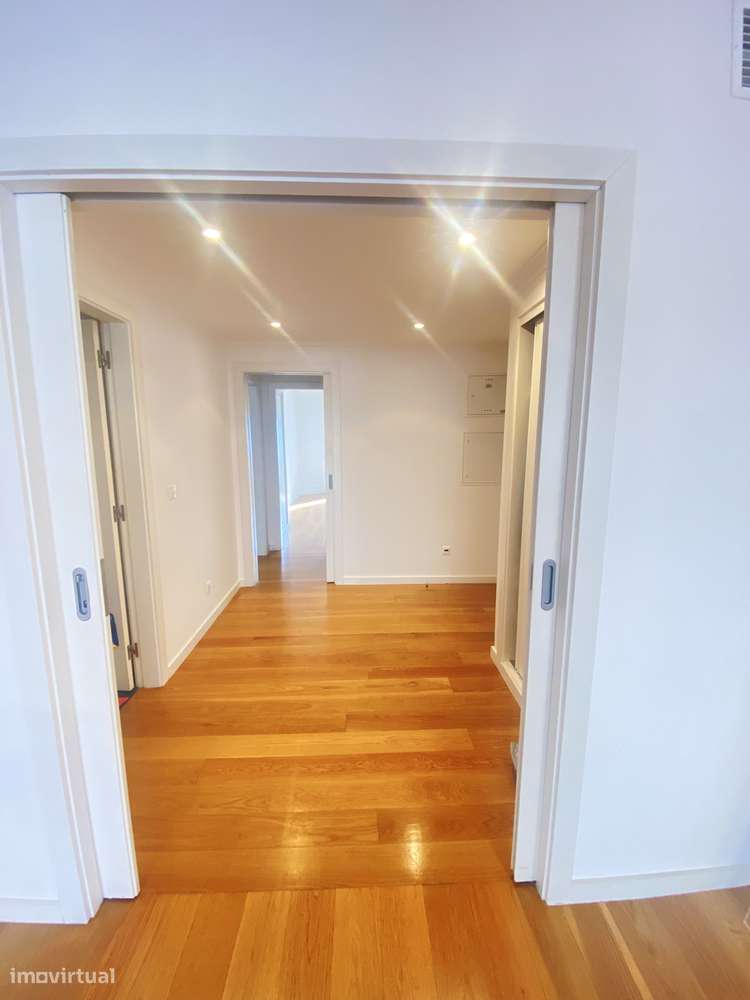 T2 junto à Gulbenkian com garagem, AC e aquecimento central - Grande imagem: 5/14