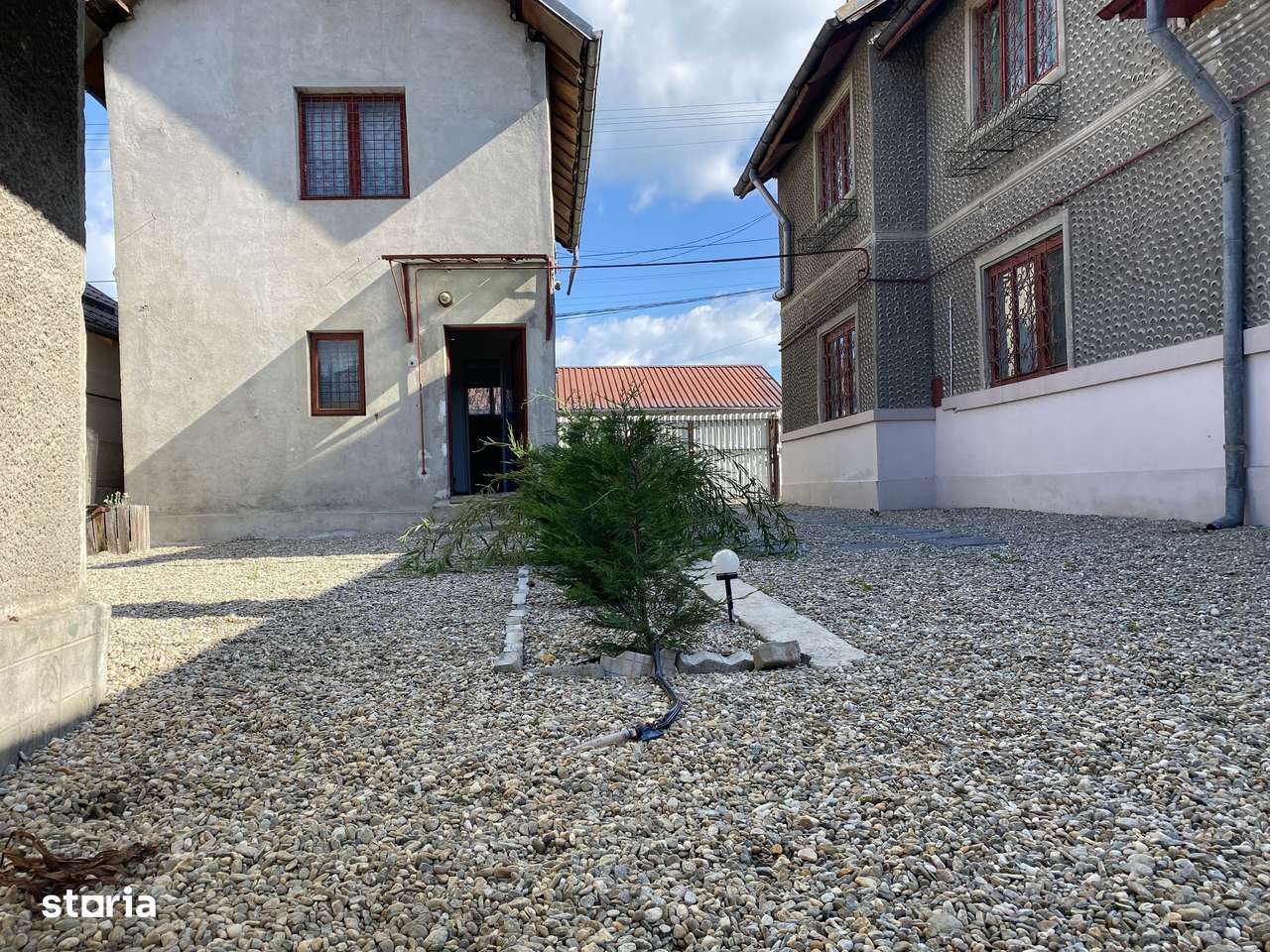 Vanzare casă cu potențial rezidențial și comercial în Pucioasa -441 mp-0