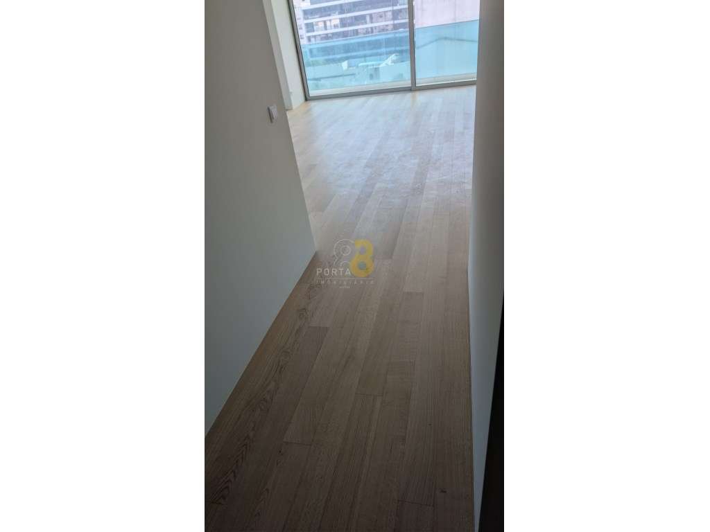 T2 Exclusivo com Terraço de 80 m² | 2 Suites | Piscina e Garagem Box-12