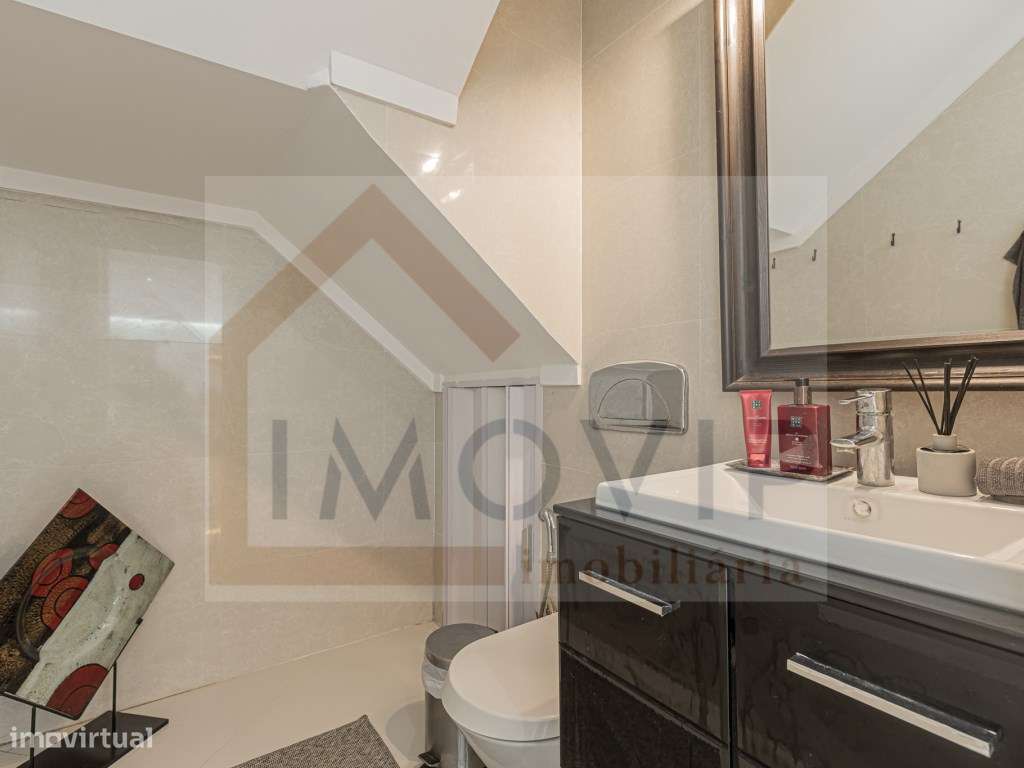 Vende-se moradia T4- Santo António da Charneca-com terraço-8