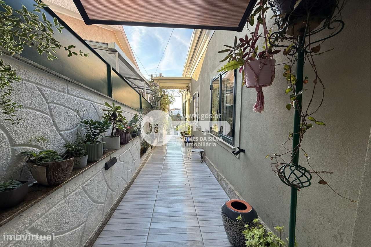 Moradia T3 com estabelecimento comercial em Dume, Braga-38