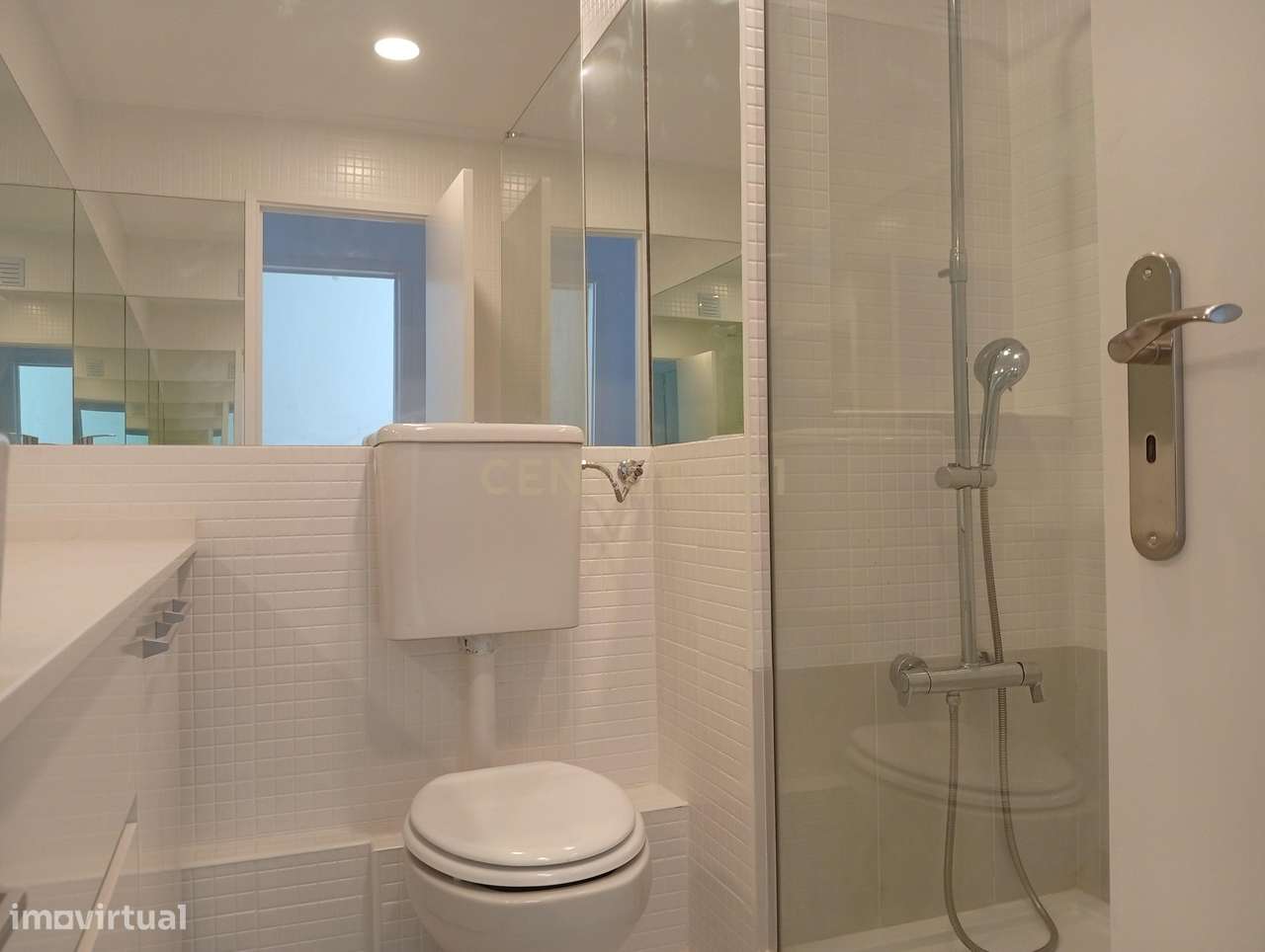 Apartamento T2 completamente remodelado na prestigiada e tranquila zon-15