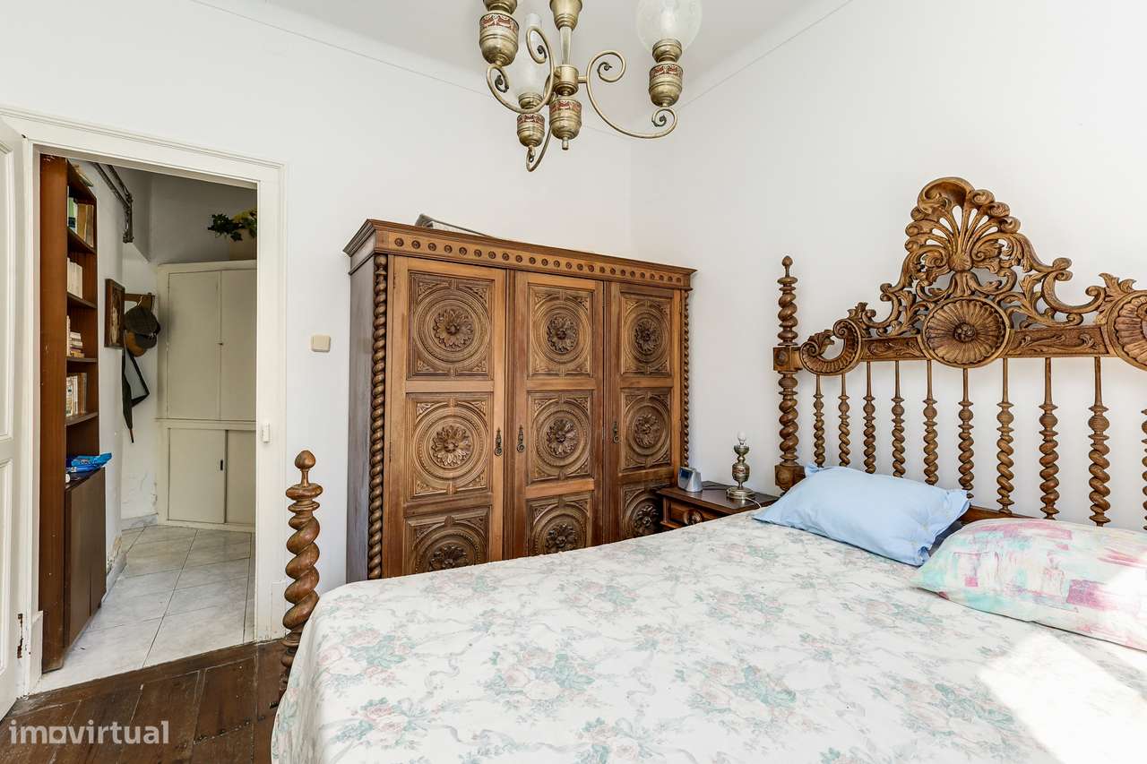 Andar de moradia T3 Para Renovar com Jardim e Localização Privilegiada-17