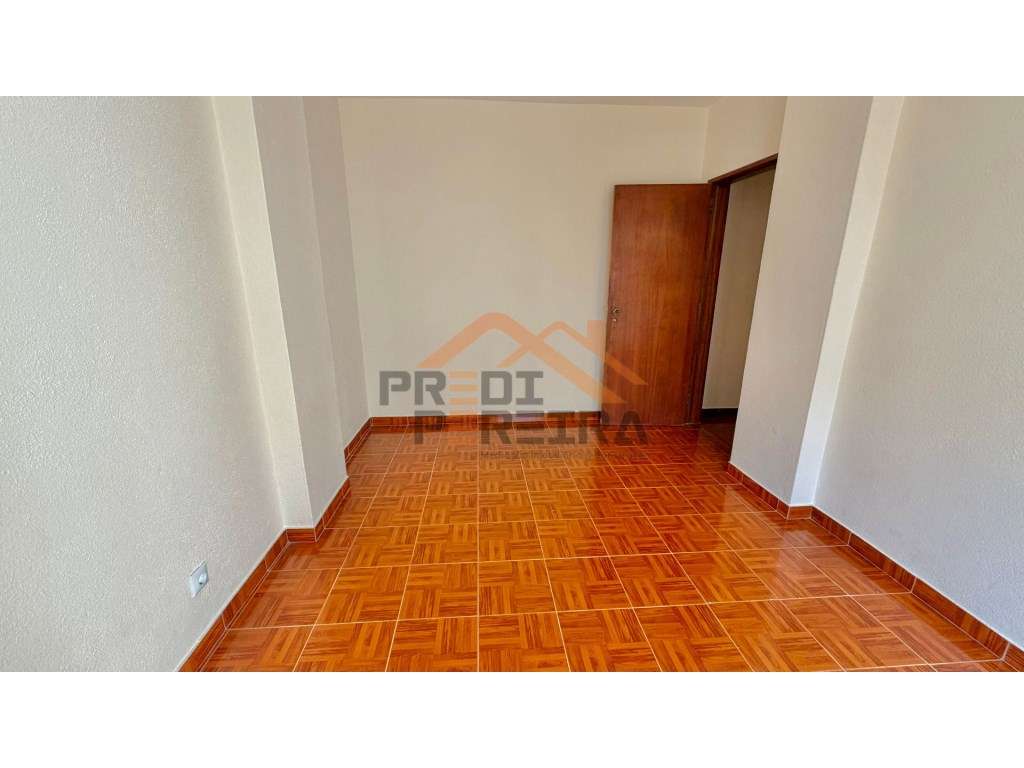 Situado na zona da Torre, em Cascais,, apartamento T2.-18
