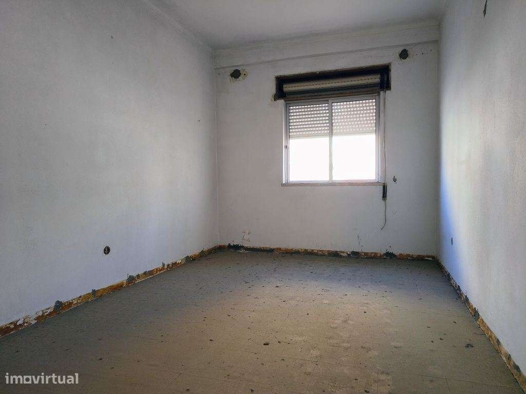 Apartamento T1 na Baixa da Banheira com grande potencial de valoriz...-12