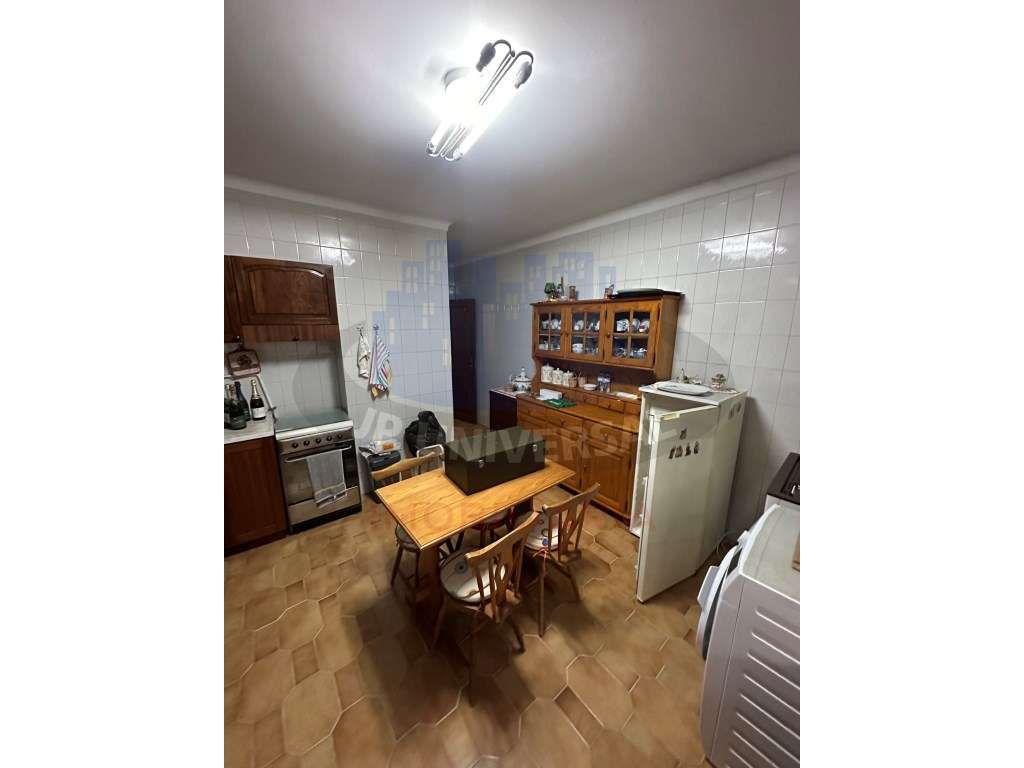 Vende-se Apartamento T3 junto à Avenida Marquês de Pombal-24