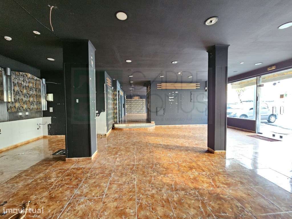 Prédio com Comércio e 2 apartamentos, em Mem Martins, Sintra-6