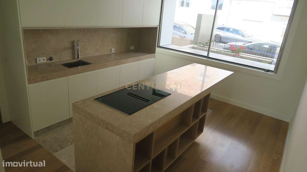 Moradia nova com 4 quartos e jardim.-14