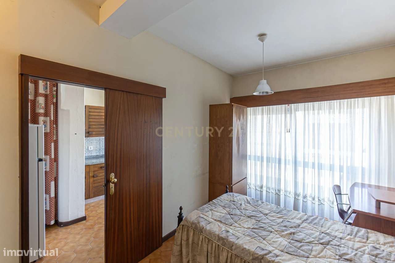 Apartamento T2+1 com Terraço na Prestigiada Rua da Alegria-12