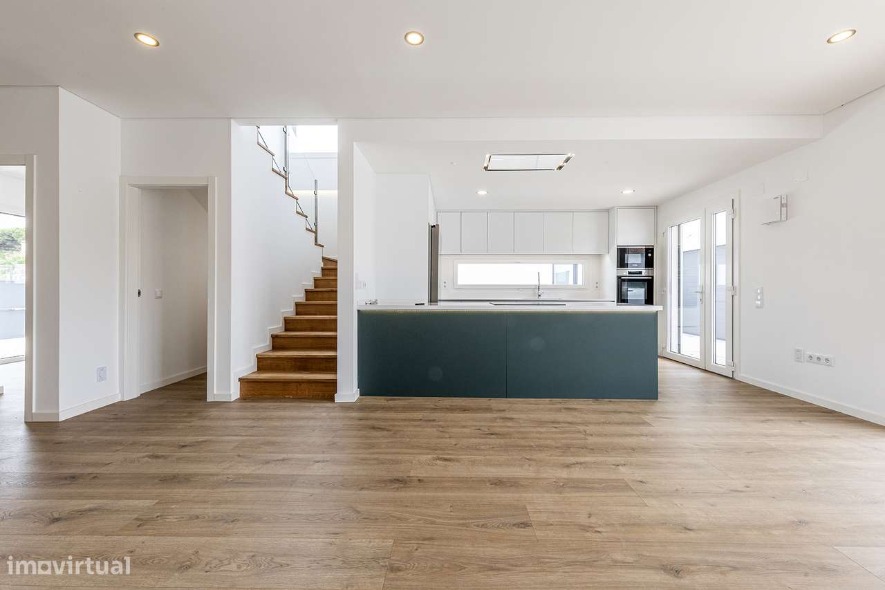 Moradia T4 de arquitetura contemporânea-7