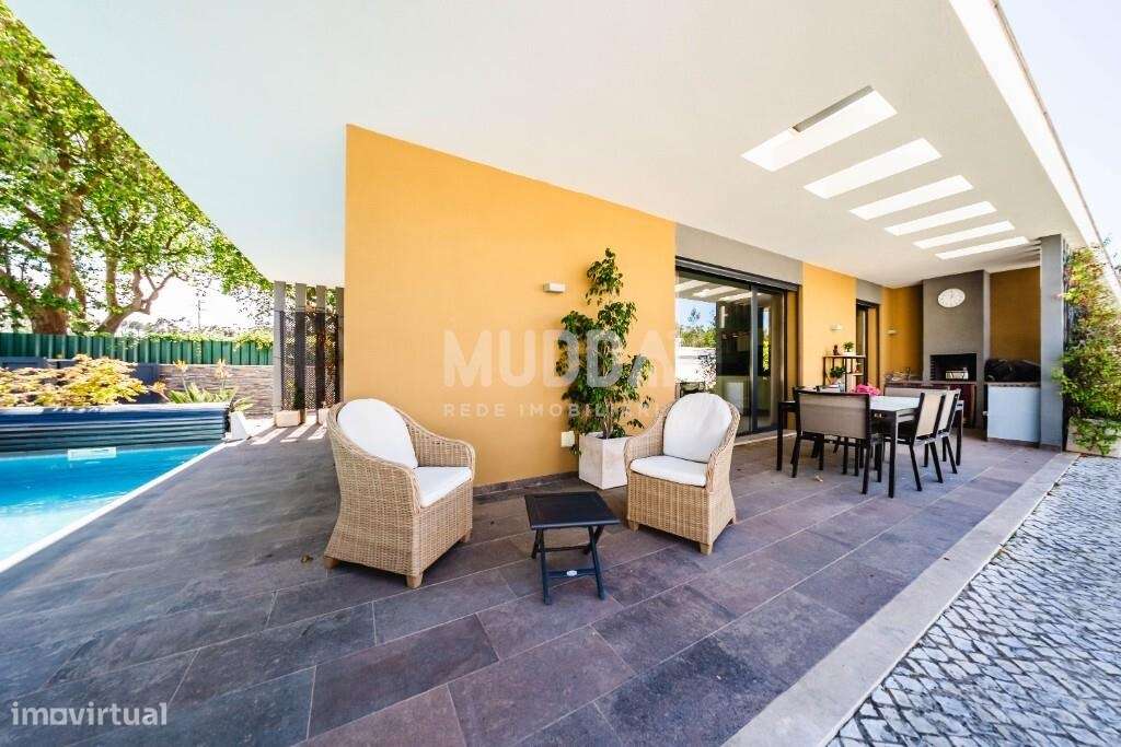 Moradia T3 Premium com Piscina, Jacuzzi e Design Contemporâneo na Foz-38