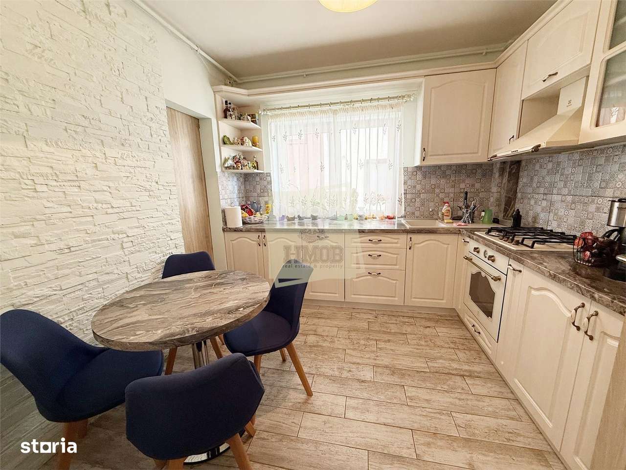 Apartament de lux cu 3 camere 2 bai etajul 1 zona  Calea Cisnadiei-3