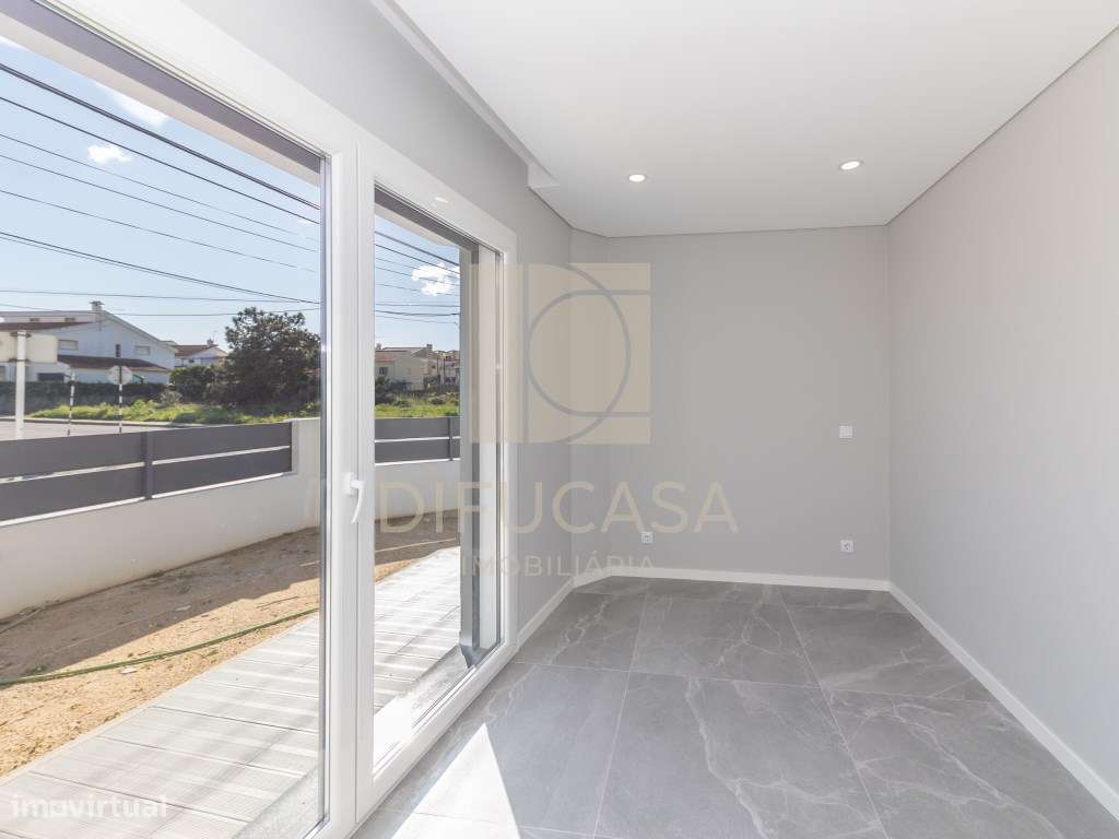 R300 Moradia T3+ 1 (sala de 40m2 localizada centro Fernão Ferro)-17