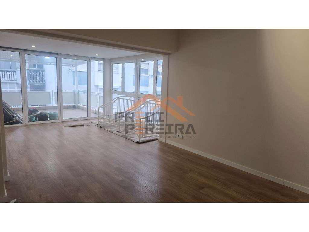 Apartamento T3 com terraço e varanda, centro de Odivelas. - Grande imagem: 2/33