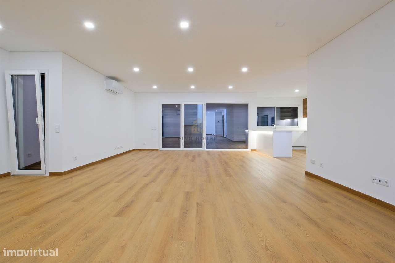 Vende-se Moradia Isolada T4 com garagem, piscina e jardim em Albarraqu-18