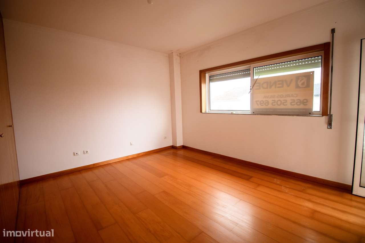 Moradia T4 Usada em Excelente Localização – A Apenas 1 km da Praia-11