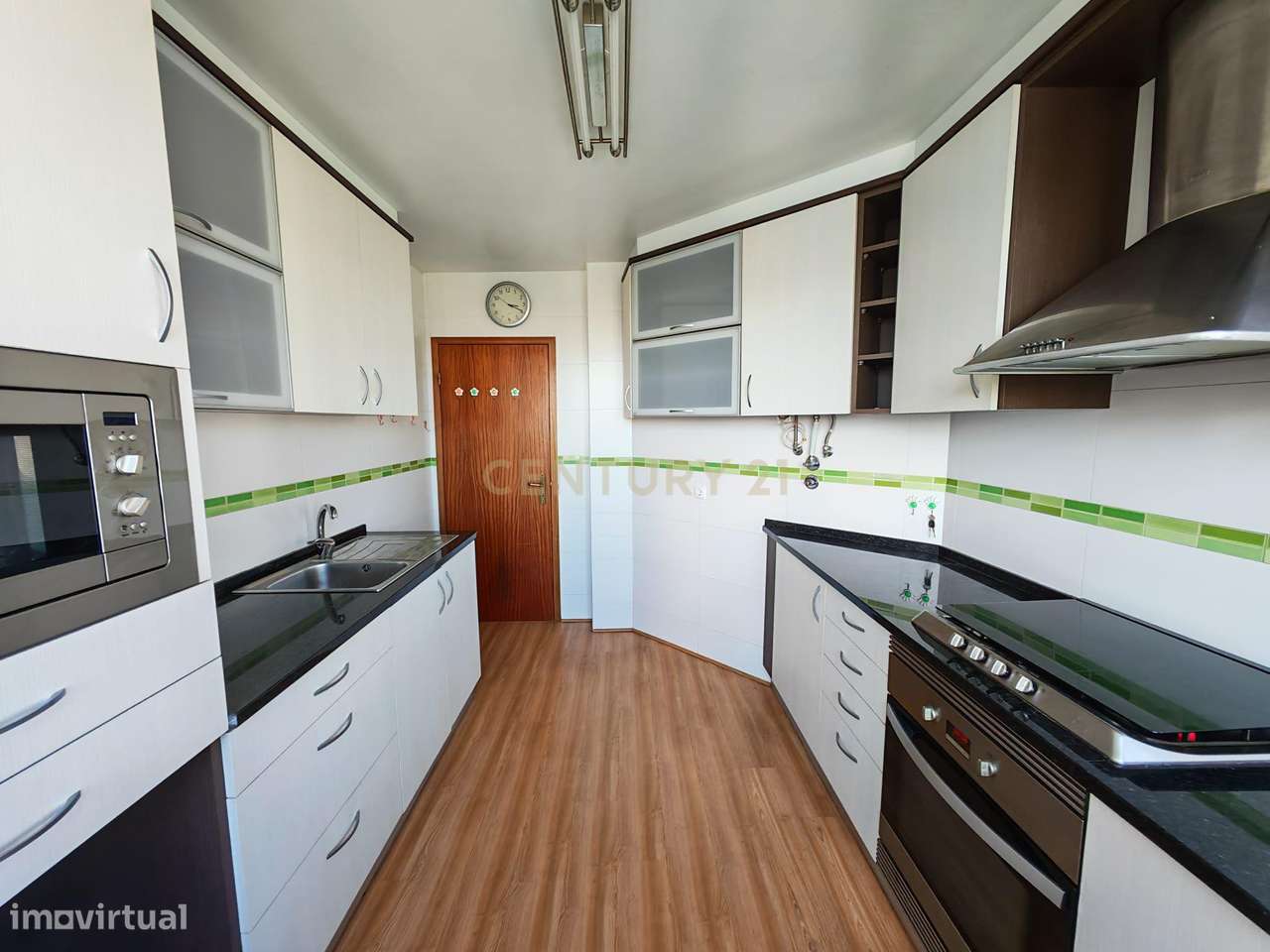 Apartamento T3 renovado recentemente com vista de Rio e Lisboa nos Oli-12