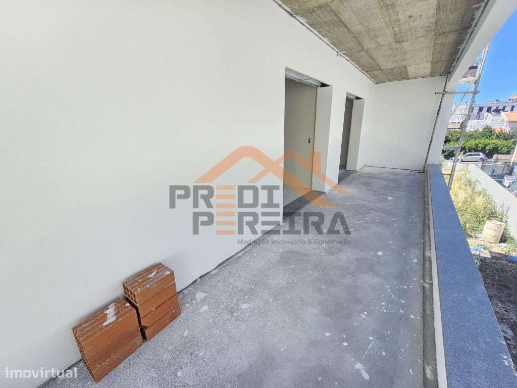 Moradia T4 em fase de construção, situada no Bairro Casal São Sebas...-10