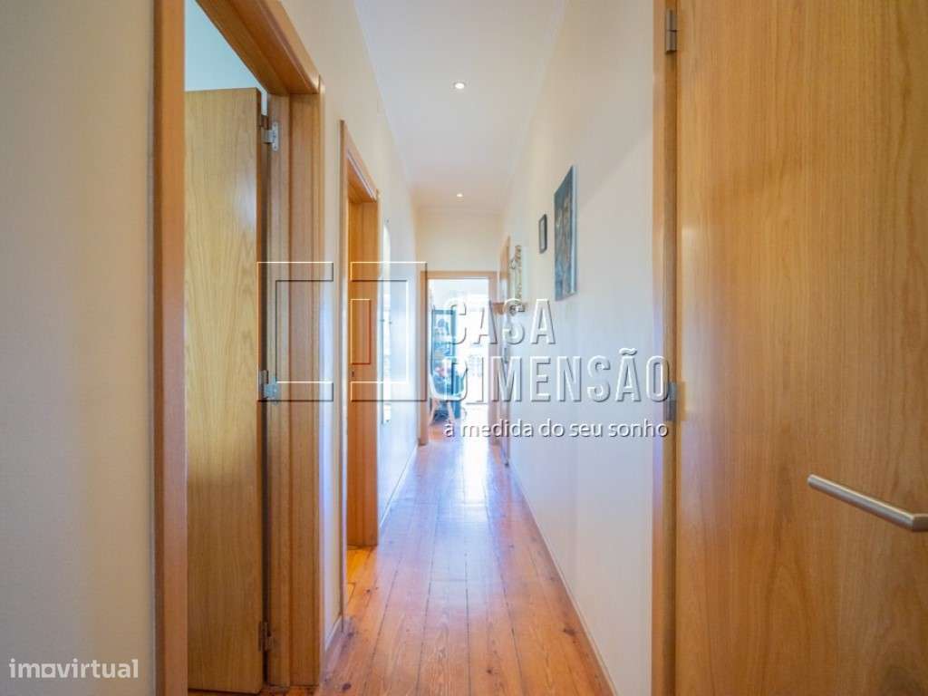 Apartamento de tipologia T2+1 com varanda, em Benfica, zona do Font... - Grande imagem: 2/60