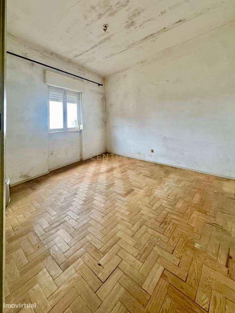 Camarate - Prédio de 2 andares de utilização independente-13