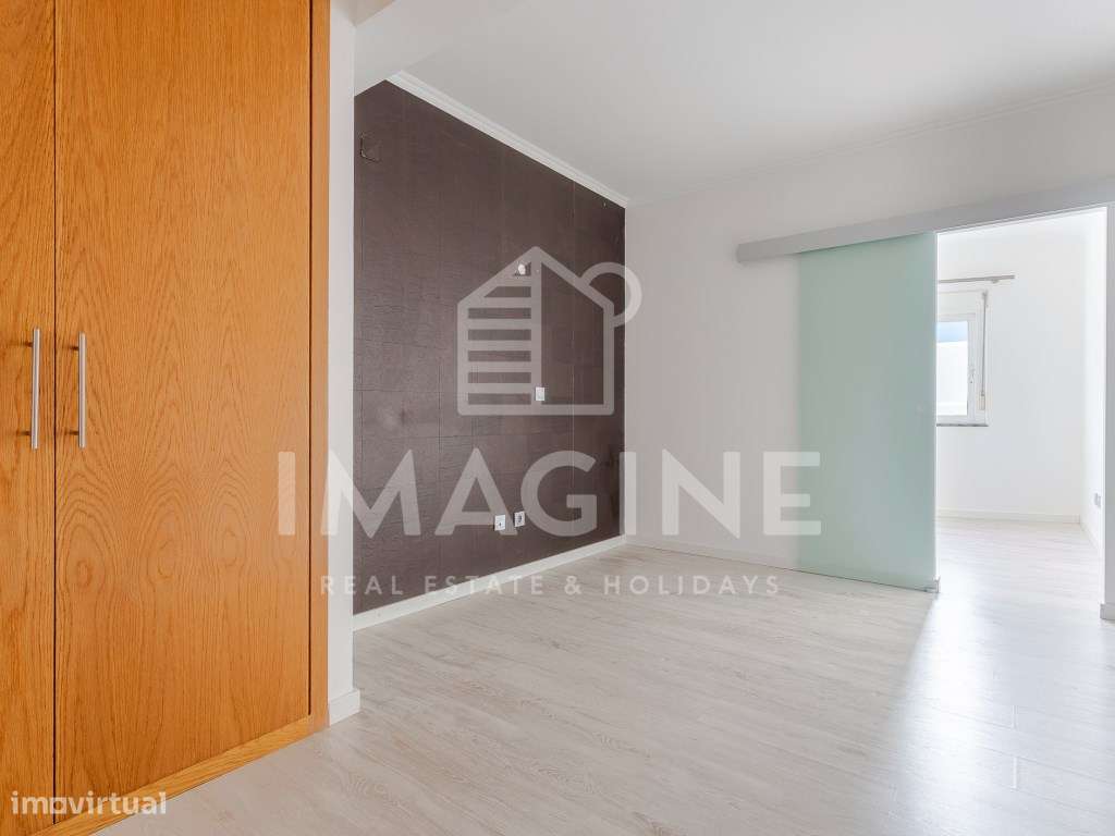 Apartamento T1 com excelentes áreas e parqueamento exterior privado...-7