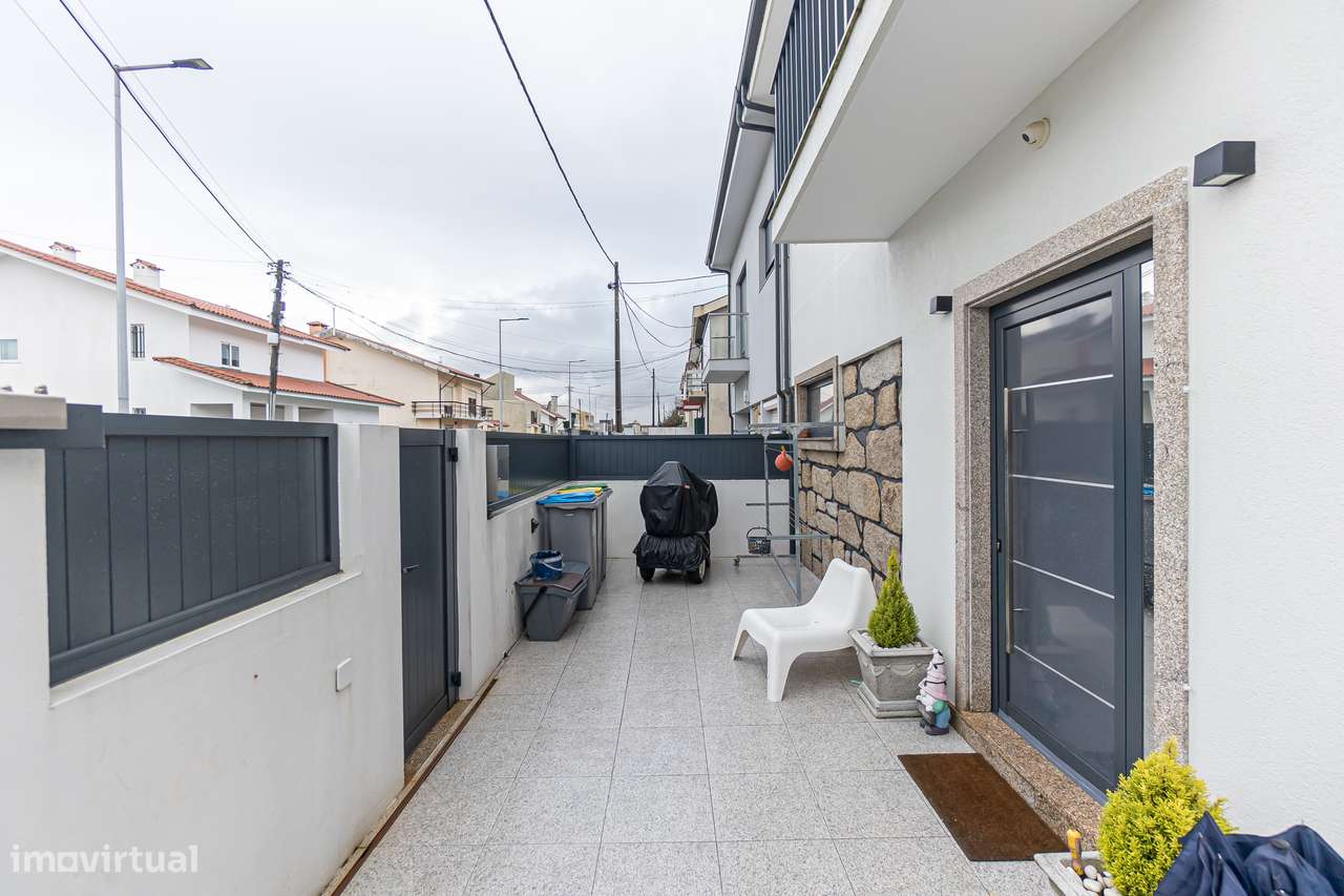 Moradia T4+1 renovada com anexo e jardim em Canidelo-34