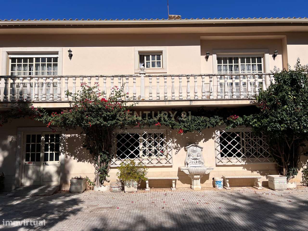 Prédio com AB 987m², terreno 1143m², T4 + T2, salão de eventos com 687 - Grande imagem: 4/60