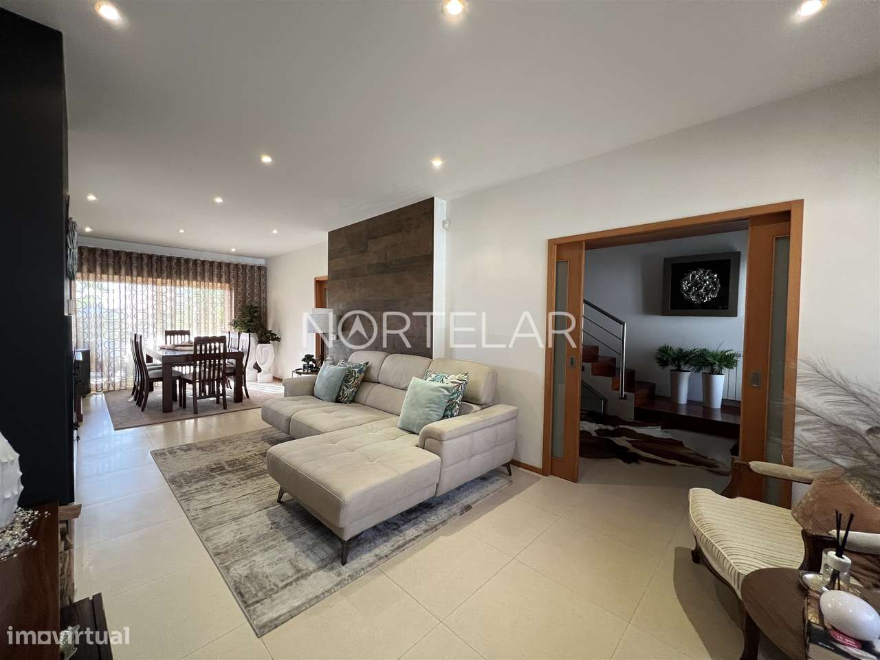 Moradia T3 com jardim e 3 frentes em Famalicão-6