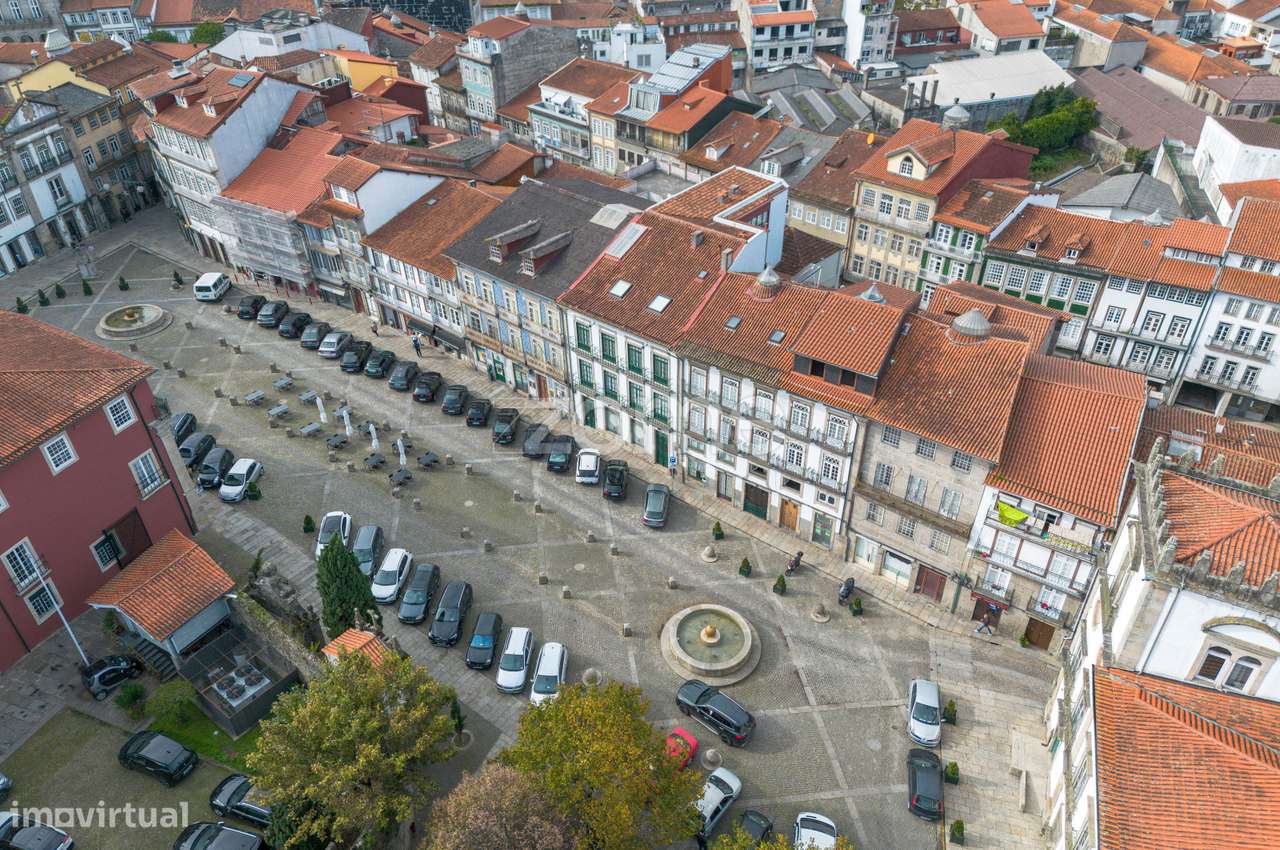 Prédio no centro Histórico de Guimarães - Grande imagem: 1/31