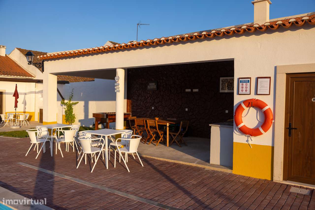 Moradia T-1 com logradouro, piscina, estacionamento.-38