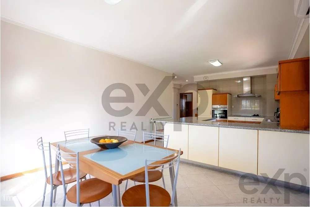 Espaçosa Moradia V4, com Jardim e Garagem ampla - Grande imagem: 5/37