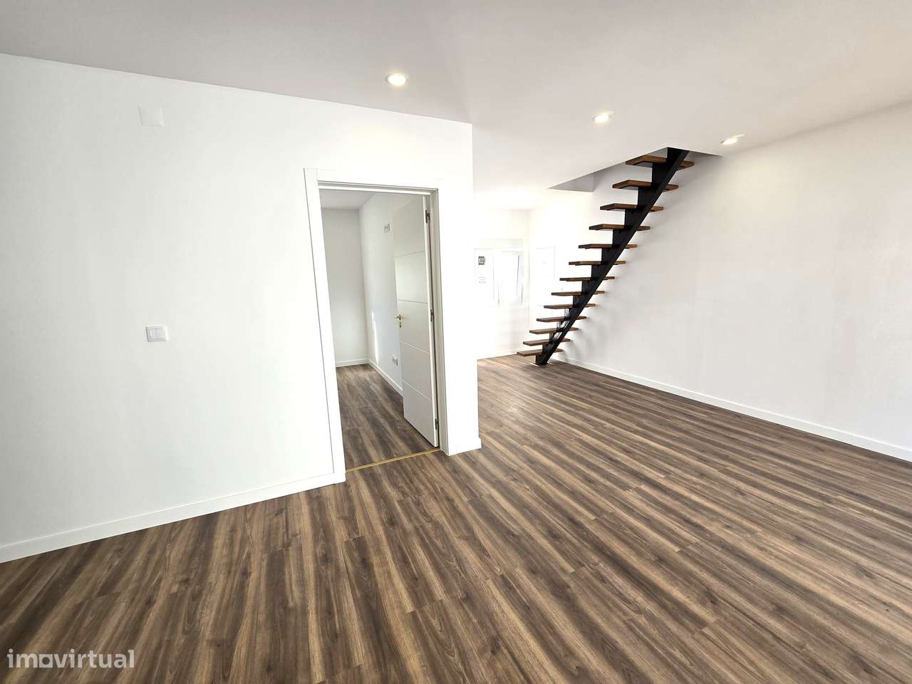 Fantástica Moradia T2 Totalmente Renovada, Independente em Setúbal-20