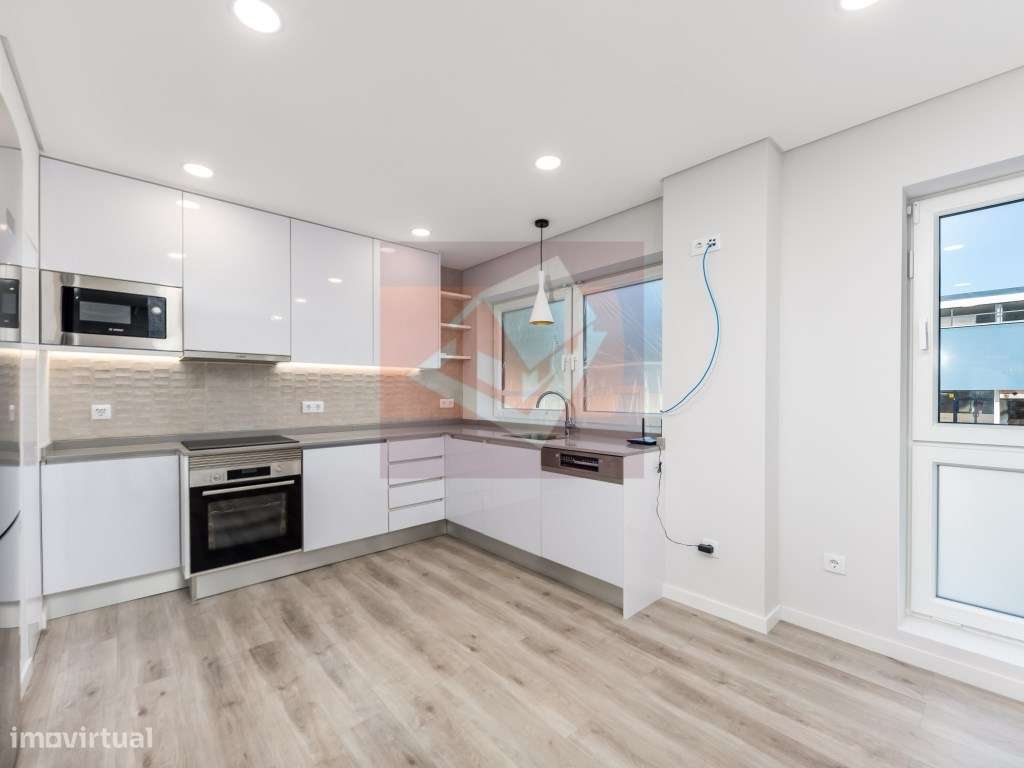 Apartamento T1+1 em Casal de Cambra-3