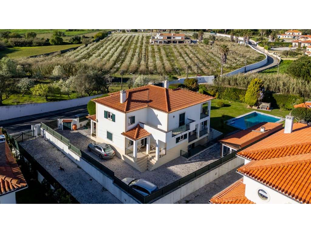 Moradia isolada inserida em terreno de 1370 m2 com piscina-41