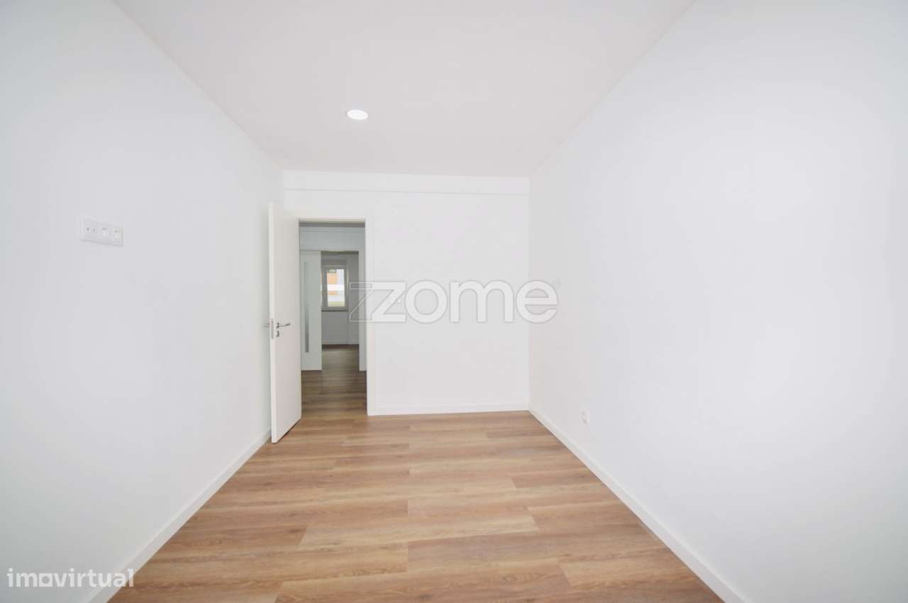 Apartamento T2 Totalmente Renovado em Paio Pires | Seixal-5