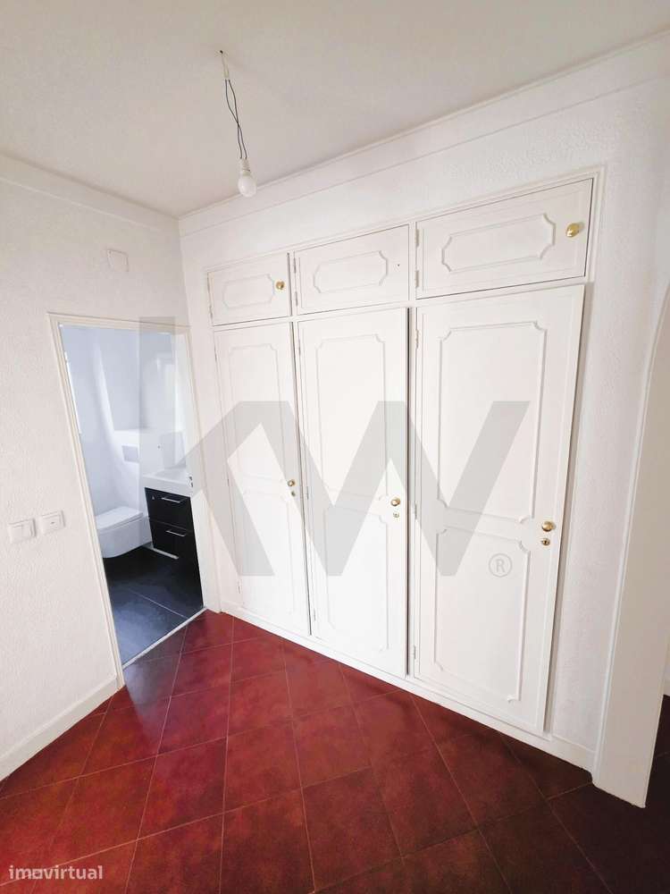 Estoril – Alapraia | Apartamento T2 Luminoso com Garagem Próximo da Pr-11