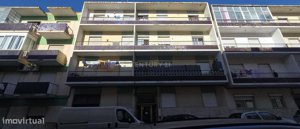 T3 com Sótão Amplo e Potencial para Duplex — Torre da Marinha-20