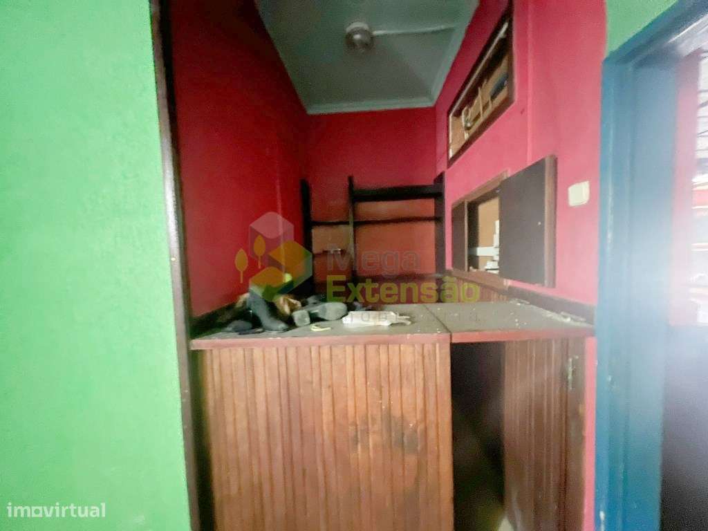 Antigo bar, para recuperar, perto de Alcoentre - junto à A1, com lo...-10