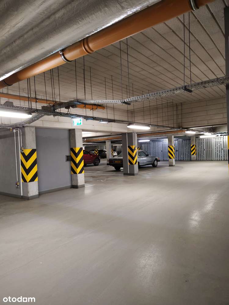 Wygodne miejsce postojowe w hali garażowej przy ul. Heweliusza 5-5
