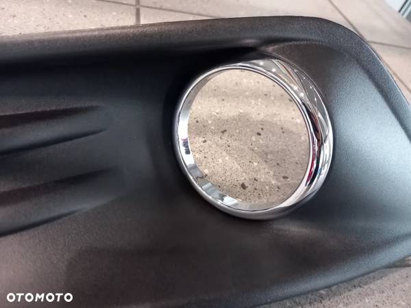 Ramka halogenu - kratka prawa Ford Fiesta 2012-2019 1840418 - 3