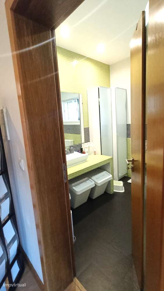 Moradia T3 em banda | 2 pisos e quintal, estimada | área  de 214m2-23