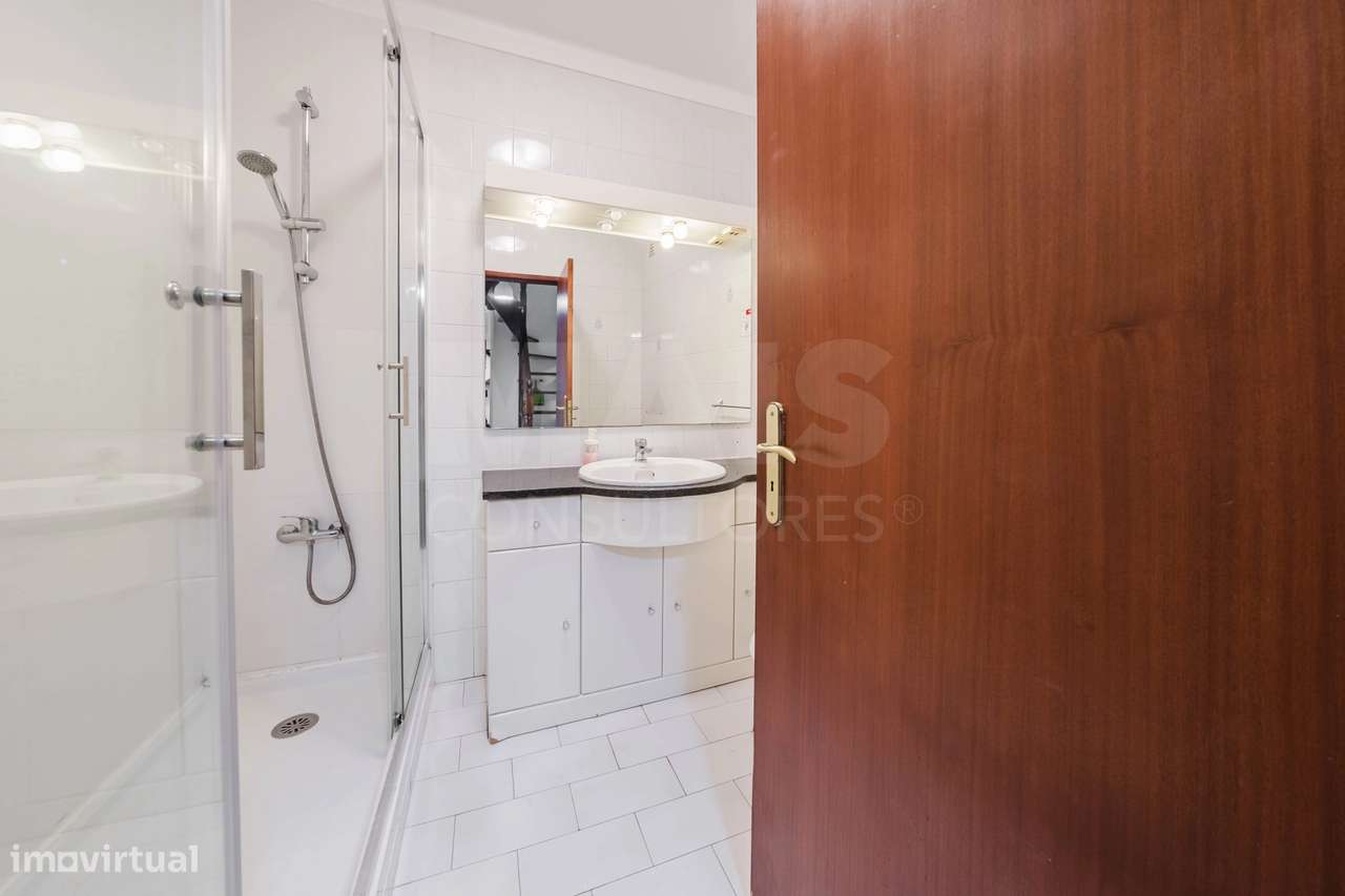 Apartamento T2 com Sótão e Varanda junto à Praia do Baleal-18