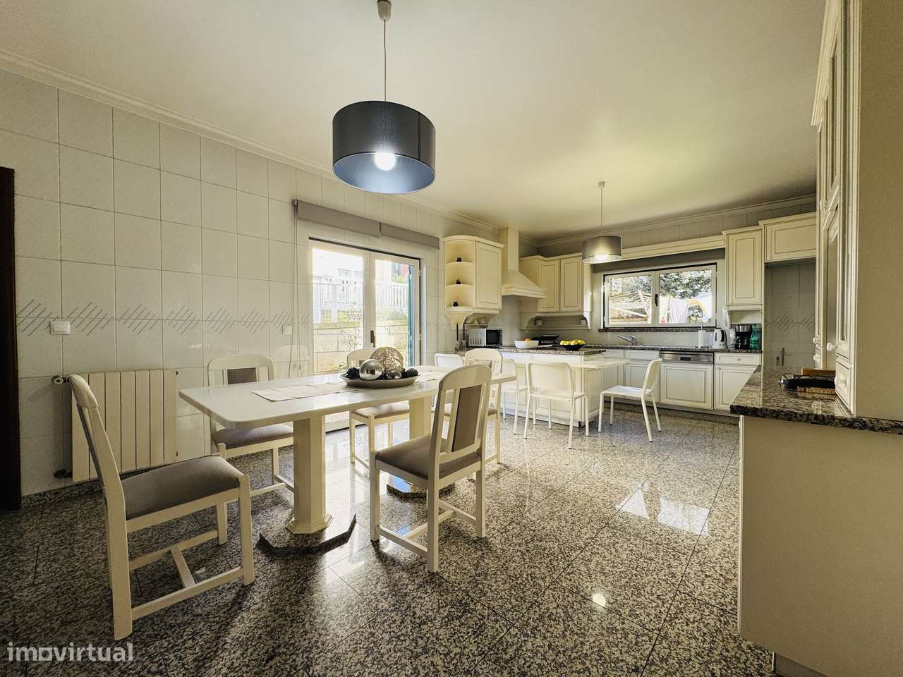 Moradia T4 com jardim e garagem em Braga-14