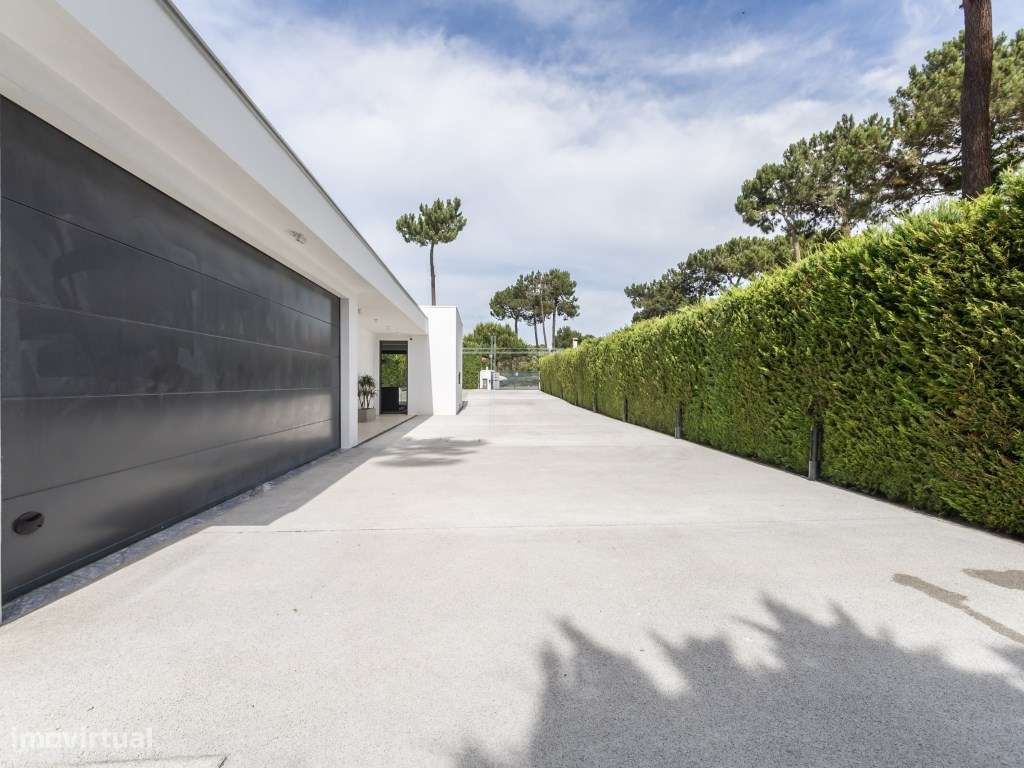 Moradia isolada T4, arquitetura contemporânea com garagem e piscina...-47