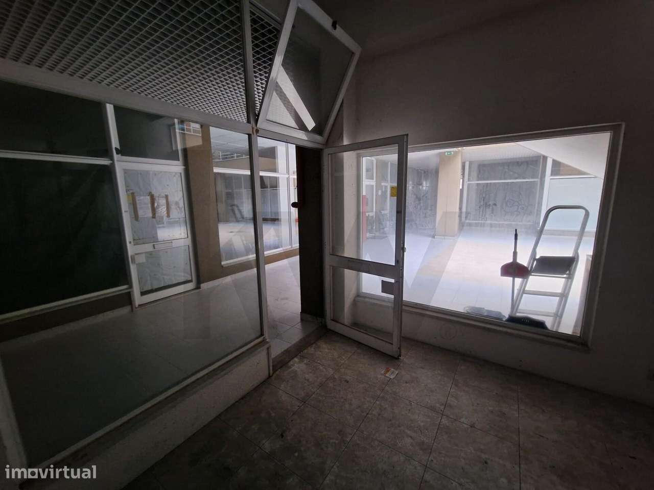 Loja com 32,7 m2 – Centro Comercial Sá Carneiro – São João da Madeira - Grande imagem: 5/7