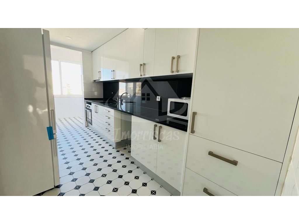 Apartamento T3 totalmente remodelado, no Feijó em Almada.